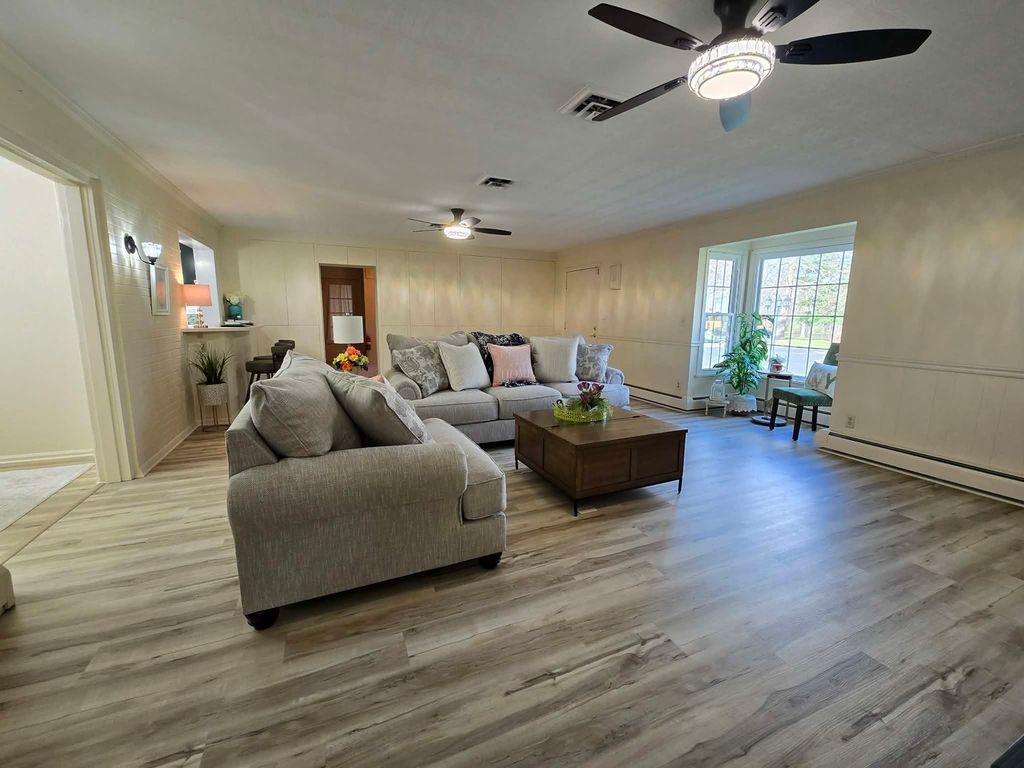 Image 6 of property listing at 14652 N IL Hwy 37 Highway, Mt Vernon, IL 62864