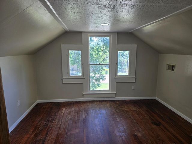 144 W Wallace Street, Gonzales, TX 78629