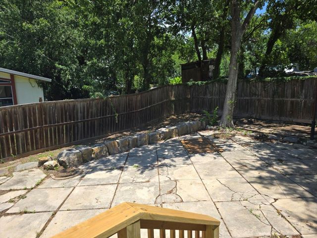 144 W Wallace Street, Gonzales, TX 78629