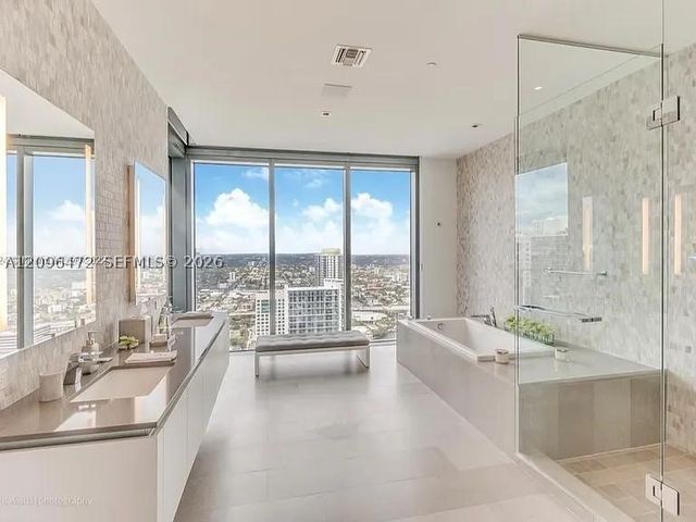 68 SE 6th St 3901, Miami, FL 33131