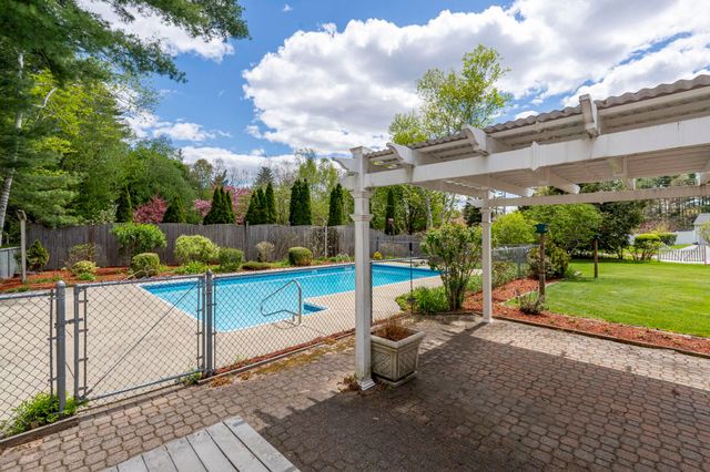 5 Courtland Drive, Merrimack, NH 03054
