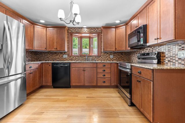 5 Courtland Drive, Merrimack, NH 03054