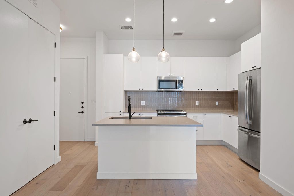 800 Embassy DR 322, Austin, TX 78702