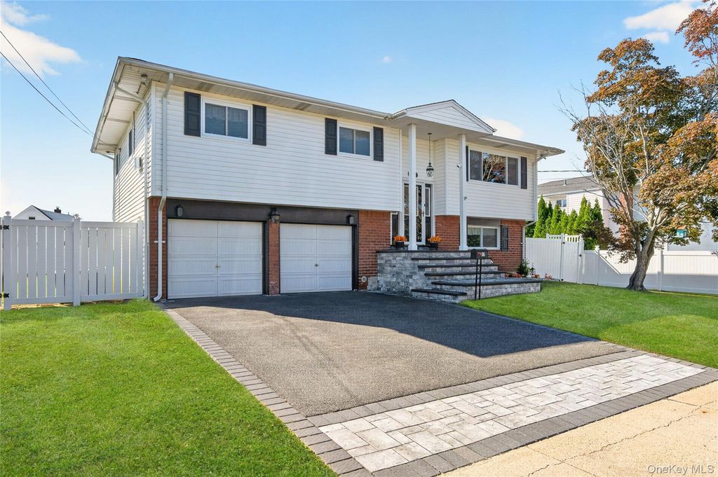 17 Sherwood Drive, Bethpage, NY 11714 — photo 2