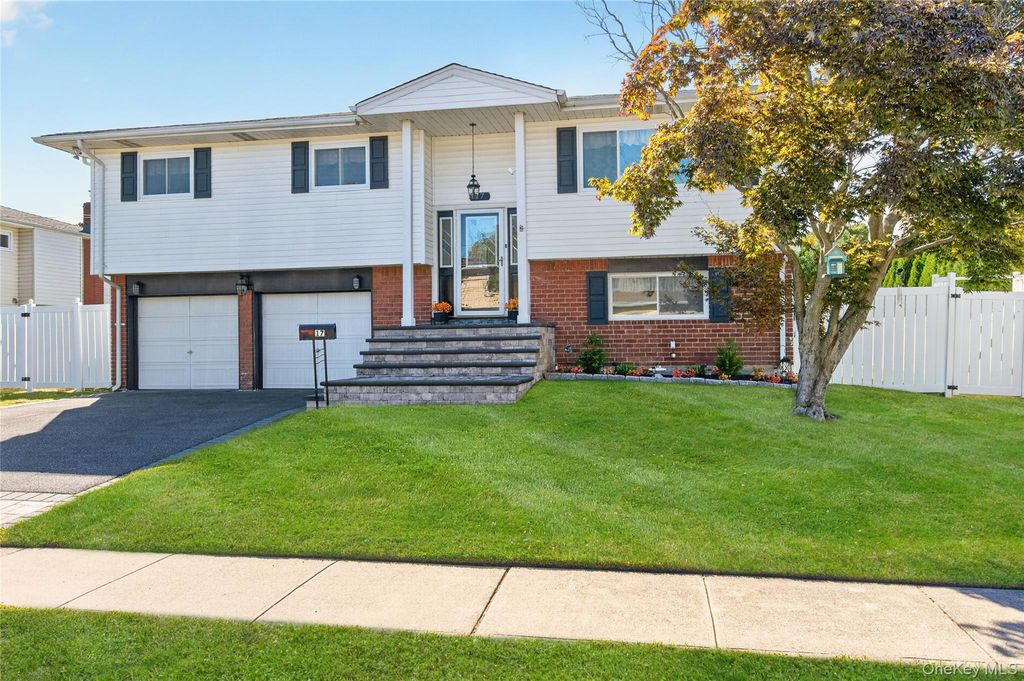 17 Sherwood Drive, Bethpage, NY 11714 — photo 3