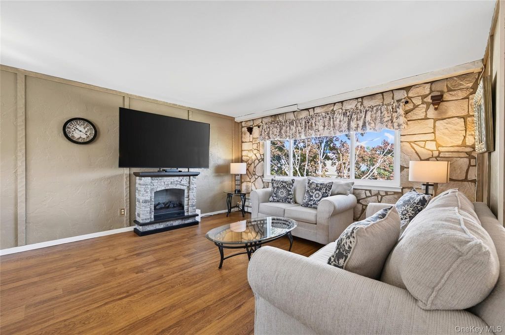 17 Sherwood Drive, Bethpage, NY 11714 — photo 5