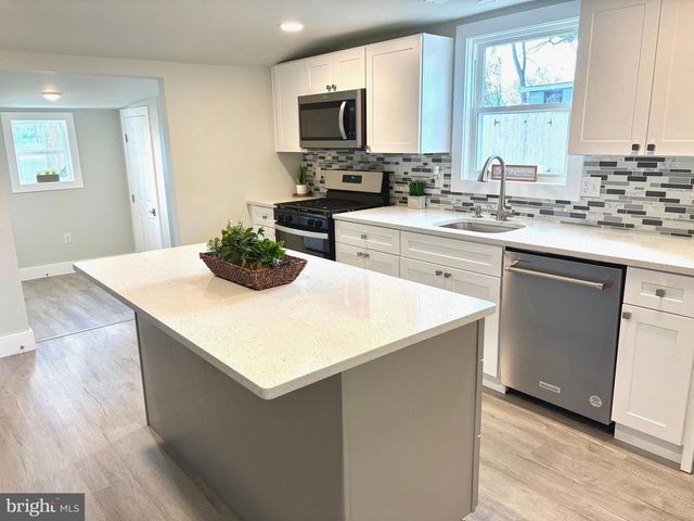 207 PENNSYLVANIA AVE, Hainesport, NJ 08036