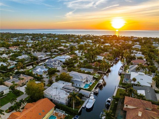 555 17th AVE S, Naples, FL 34102