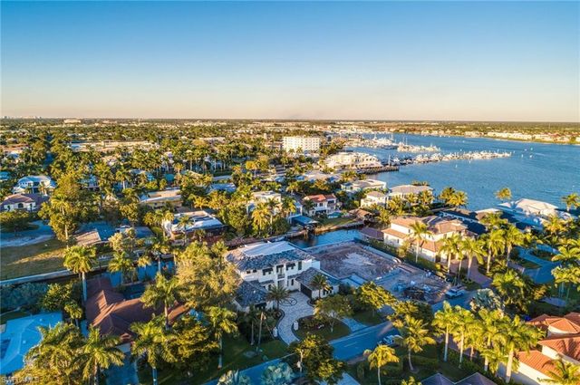 555 17th AVE S, Naples, FL 34102