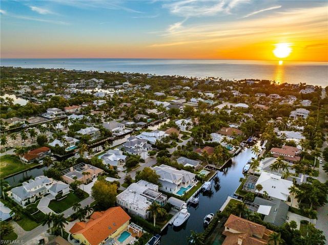 555 17th AVE S, Naples, FL 34102