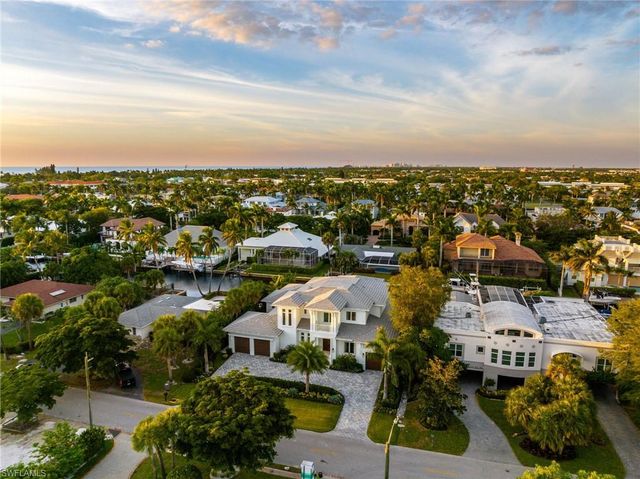 555 17th AVE S, Naples, FL 34102