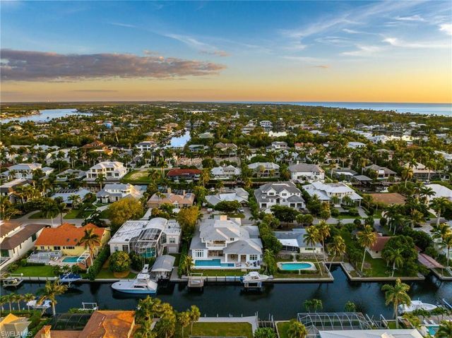 555 17th AVE S, Naples, FL 34102