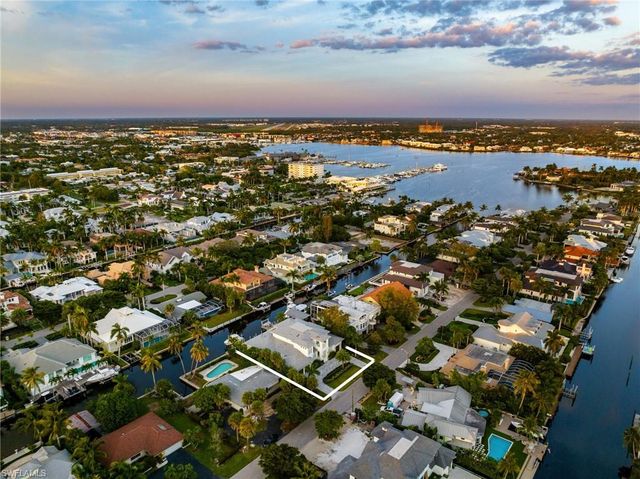 555 17th AVE S, Naples, FL 34102