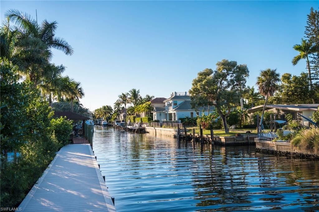 555 17th AVE S, Naples, FL 34102