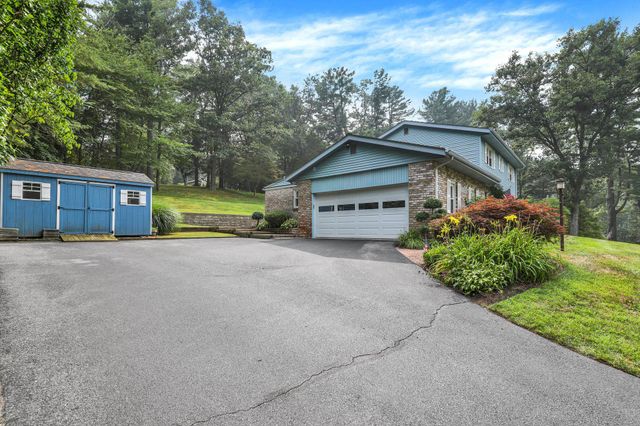 18 HILLSIDE RD, Birdsboro, PA 19508