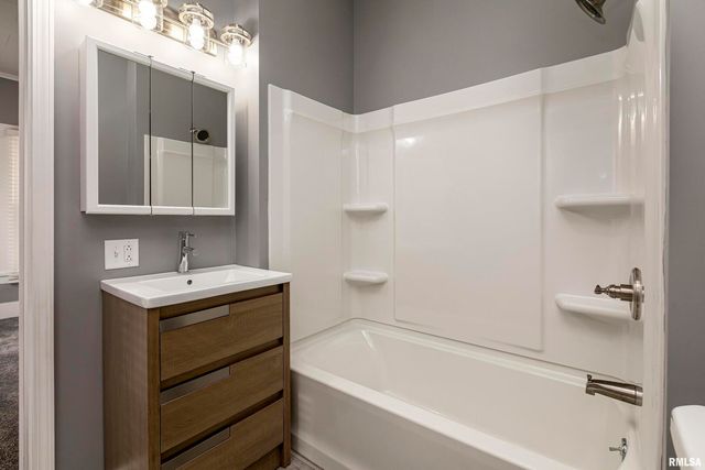 810 E MAIN Street, Westfrank, IL 62896