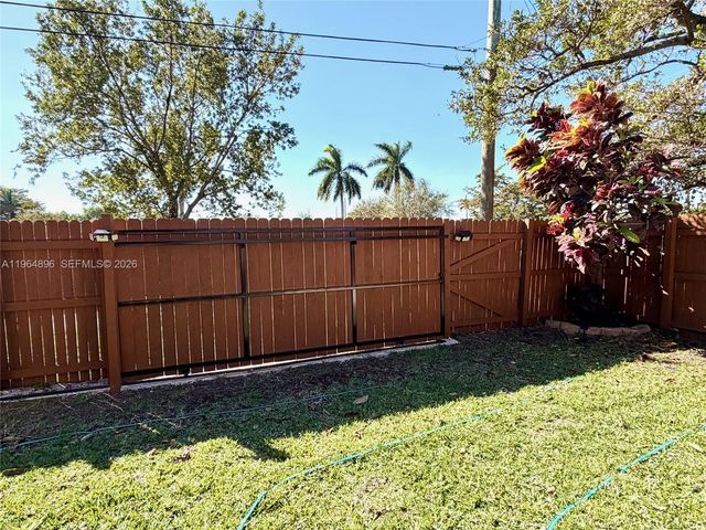 295 SW 9th St, Dania Beach, FL 33004