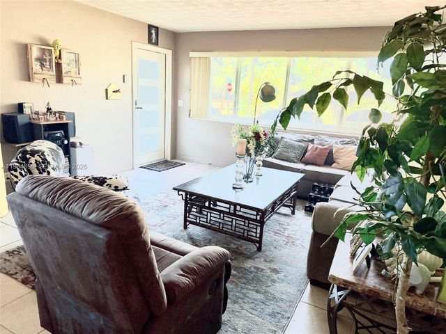 295 SW 9th St, Dania Beach, FL 33004