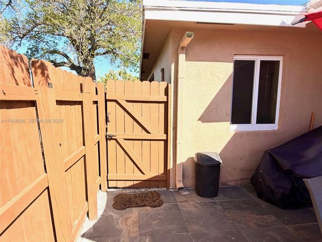 295 SW 9th St, Dania Beach, FL 33004