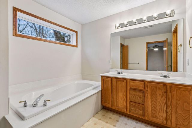 1658 Oakbrooke Circle, Eagan, MN 55122