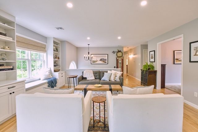 21 Holly Circle, Easthampton, MA 01027