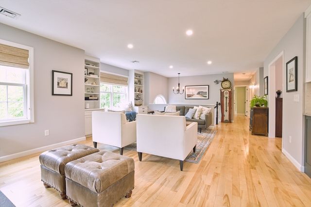 21 Holly Circle, Easthampton, MA 01027