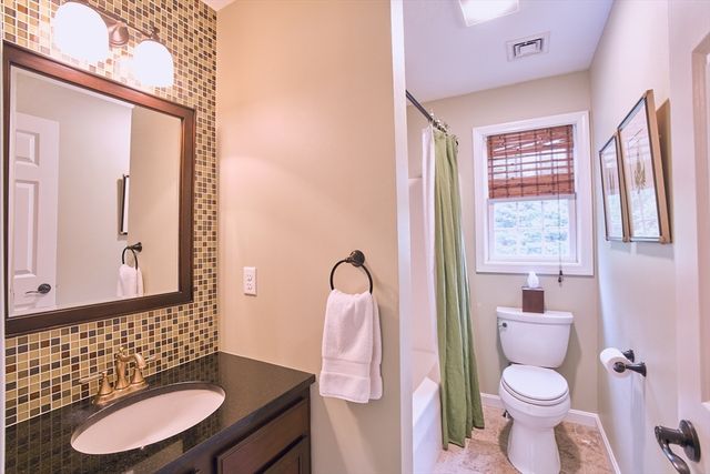 21 Holly Circle, Easthampton, MA 01027