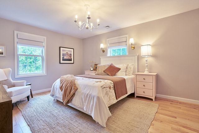21 Holly Circle, Easthampton, MA 01027