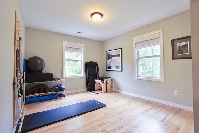 21 Holly Circle, Easthampton, MA 01027