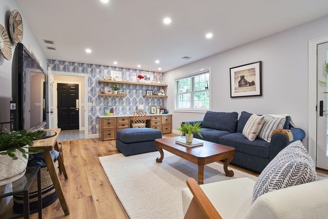 21 Holly Circle, Easthampton, MA 01027
