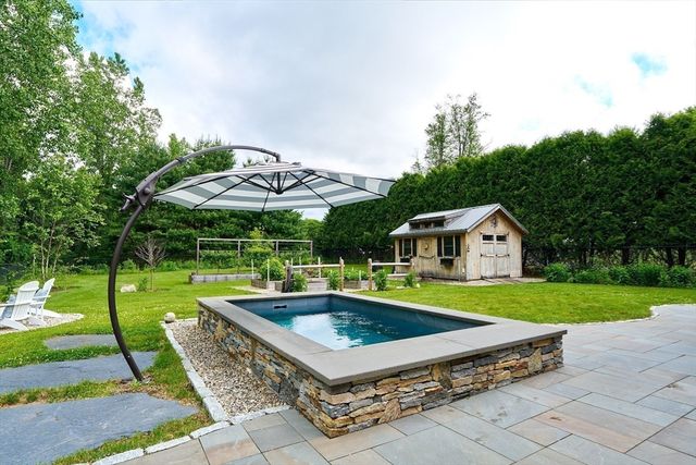 21 Holly Circle, Easthampton, MA 01027