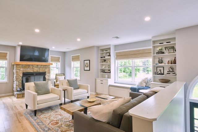 21 Holly Circle, Easthampton, MA 01027