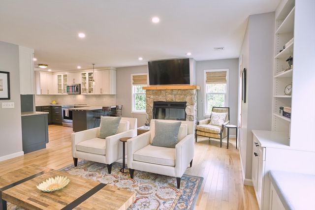 21 Holly Circle, Easthampton, MA 01027