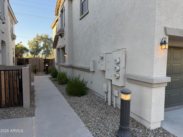3060 E DUNBAR Drive, Phoenix, AZ 85042