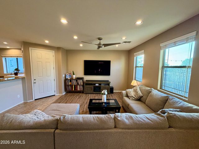 3060 E DUNBAR Drive, Phoenix, AZ 85042