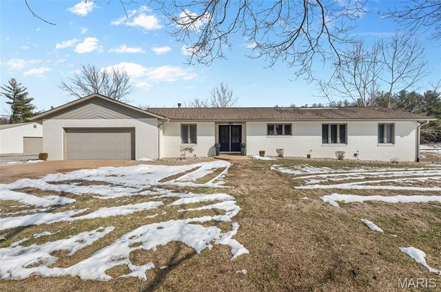 2100 Marine Road, Highland, IL 62249