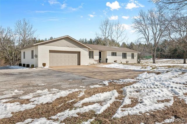 2100 Marine Road, Highland, IL 62249