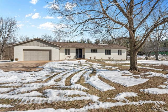 2100 Marine Road, Highland, IL 62249