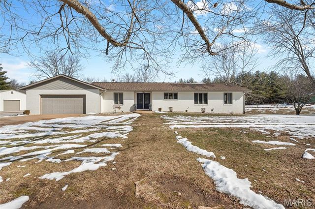 2100 Marine Road, Highland, IL 62249