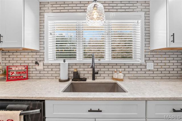 2100 Marine Road, Highland, IL 62249