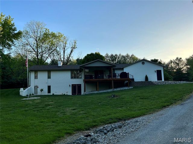 2100 Marine Road, Highland, IL 62249