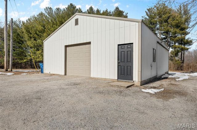 2100 Marine Road, Highland, IL 62249