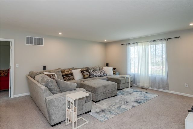 766 Hunters Run Drive, Brookville, OH 45309