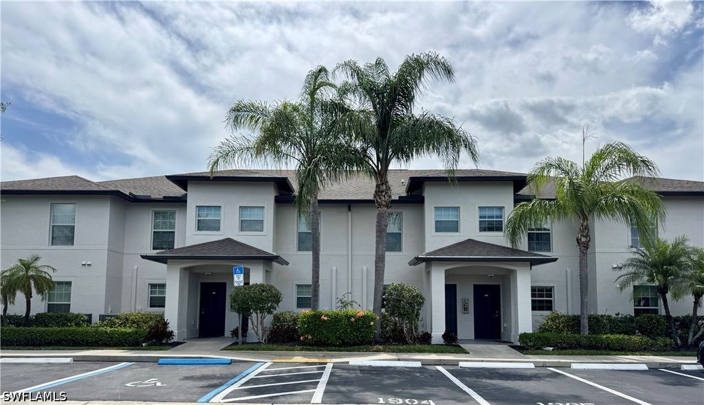 9077 Gervais CIR 904, Naples, FL 34120