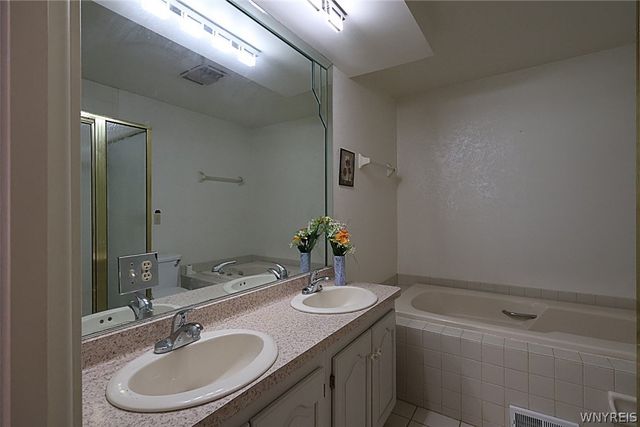 59 Spicebush Lane, Amherst, NY 14221