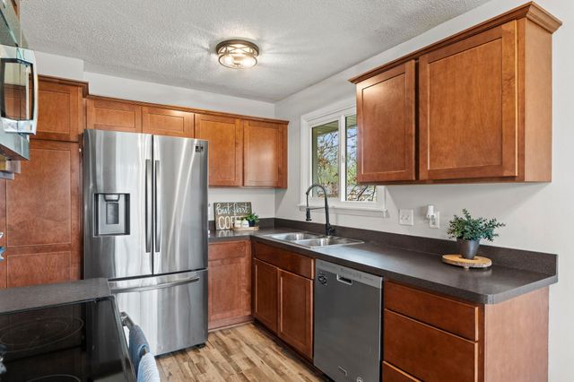 1047 Lowell Drive, Apple Valley, MN 55124