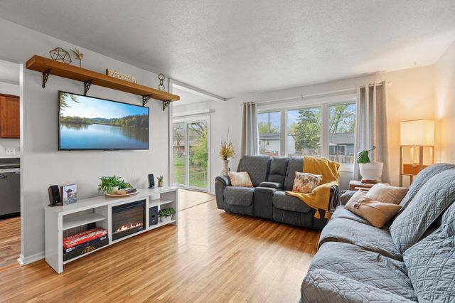 1047 Lowell Drive, Apple Valley, MN 55124