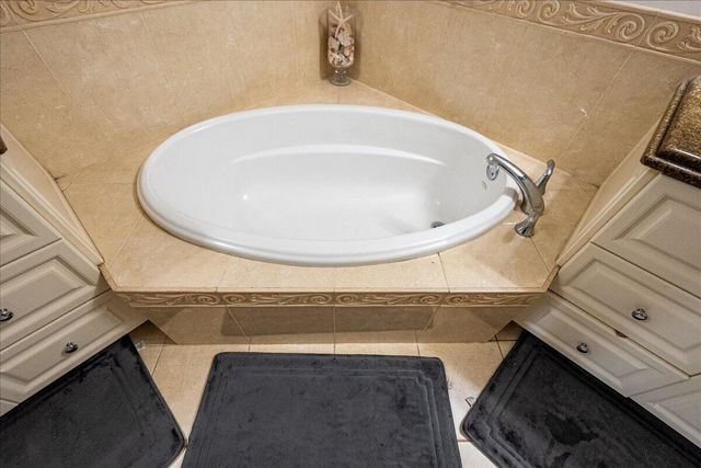 36 Harbour Isle Drive W 106, Fort Pierce, FL 34949