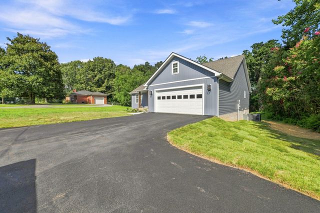 913 Memorial Dr, Paris, TN 38242