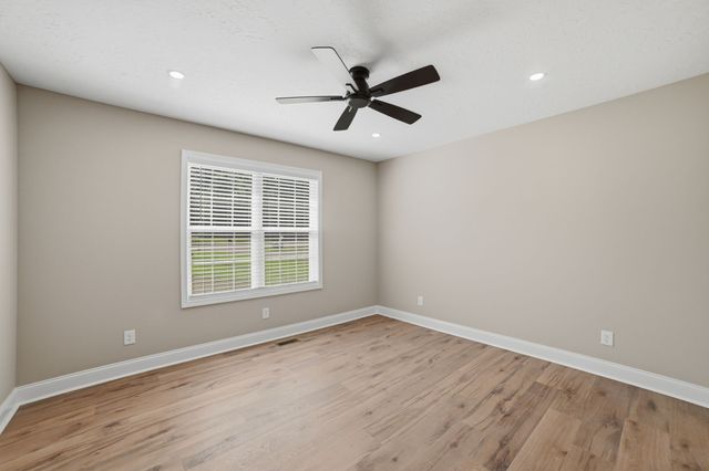 913 Memorial Dr, Paris, TN 38242